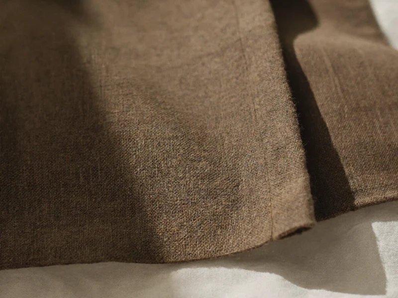 Gros plan sur une trame de lin et de coton avec un ourlet visible